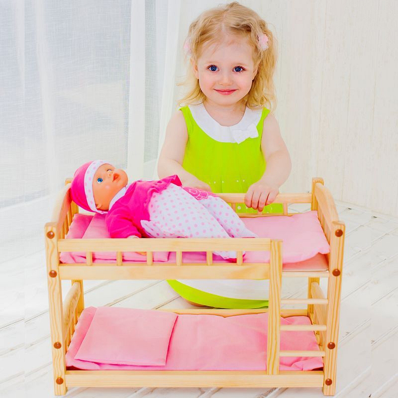 Двухъярусная кукольная кроватка из дерева с розовым текстилем  